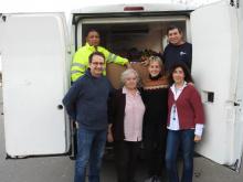 Operacion Kilo alumnos cargando la comida obtenida