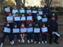 Los alumnos de 5 años del Colegio Esclavas reciben los diplomas de amigos mayores Los alumnos de 5 años del Colegio Esclavas reciben los diplomas de amigos mayores mayores