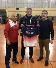 Quique Setién con el director y el responsable de extraescolares