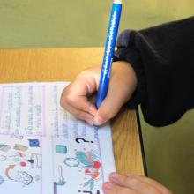 Alumno escribiendo en clase - Prematriculación 2026-2027