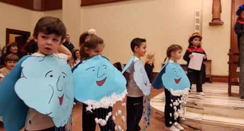 alumnos de infantil del colegio esclavas celebran la navidad con sus familias