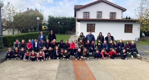 alumnos de 5 años del colegio esclavas juegan a los bolos