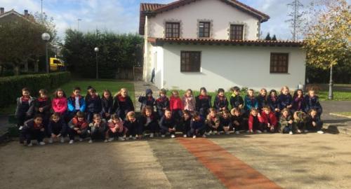 alumnos de 5 años del colegio esclavas juegan a los bolos
