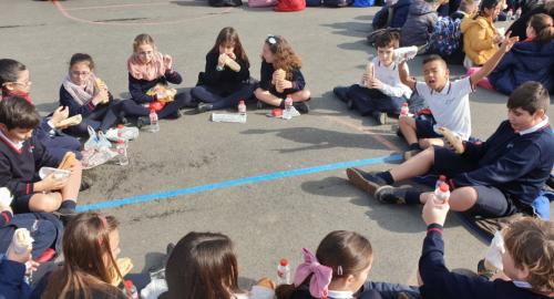 Colegio Esclavas compartiendo un bocadillo solidario para ayudar a Benin