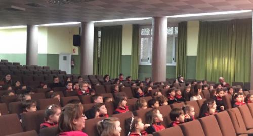 alumnos de infantil del colegio esclavas disfrutan de una tarde de teatro