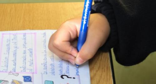 Alumno escribiendo en clase - Prematriculación 2026-2027